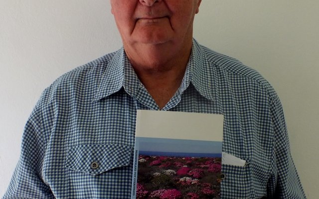 Ds Dries Auret met sy debuut digbundel  